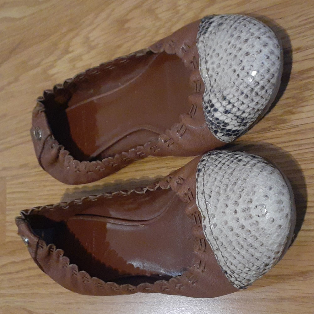 TORY BURCH Abbey Scalloped Edge Two Toned Cap Toe Flats / Size - 8.5